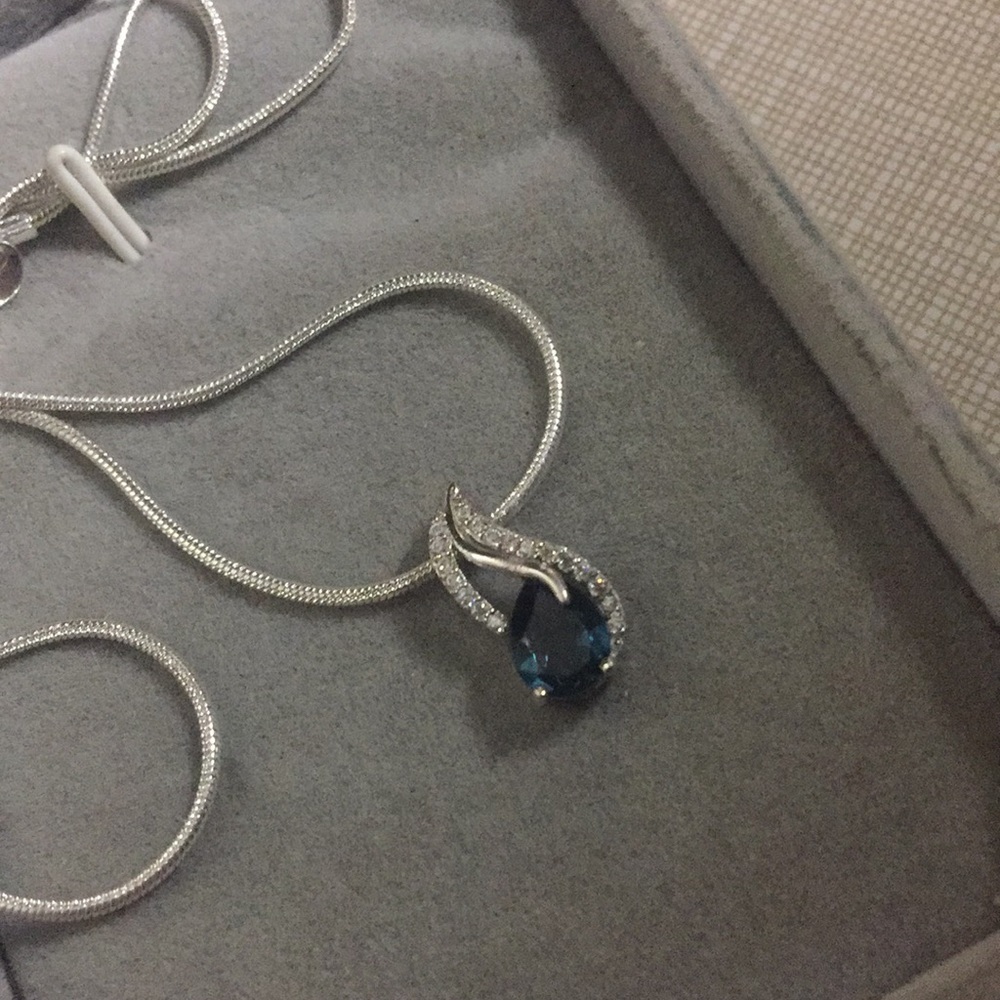 New Genuine 2CT blue Topaz Cz's  pendant necklace
